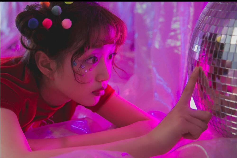 “书上说每个女孩都是公主无论只在破阁楼还是城堡”