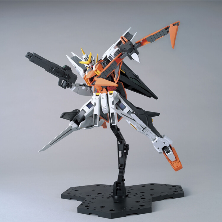 万代MG 1/100 主天使高达
【颜色】成品（如图）
【材质】ABS,PVC,PP,PC,PA
【包装】纸盒包装
【尺寸】约高18cm
【产品简介】拼装好造型非常炫酷，拼装模型可锻炼集中力，对专注力要求很高。
