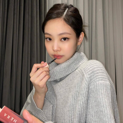 Jennie ฅ۶•ﻌ•♡