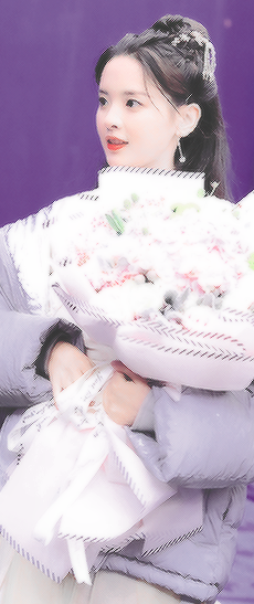 杨超越 抱图看简介/©️Pirateship_杨超越