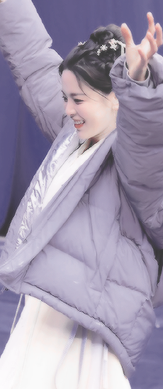 杨超越 抱图看简介/©️Pirateship_杨超越