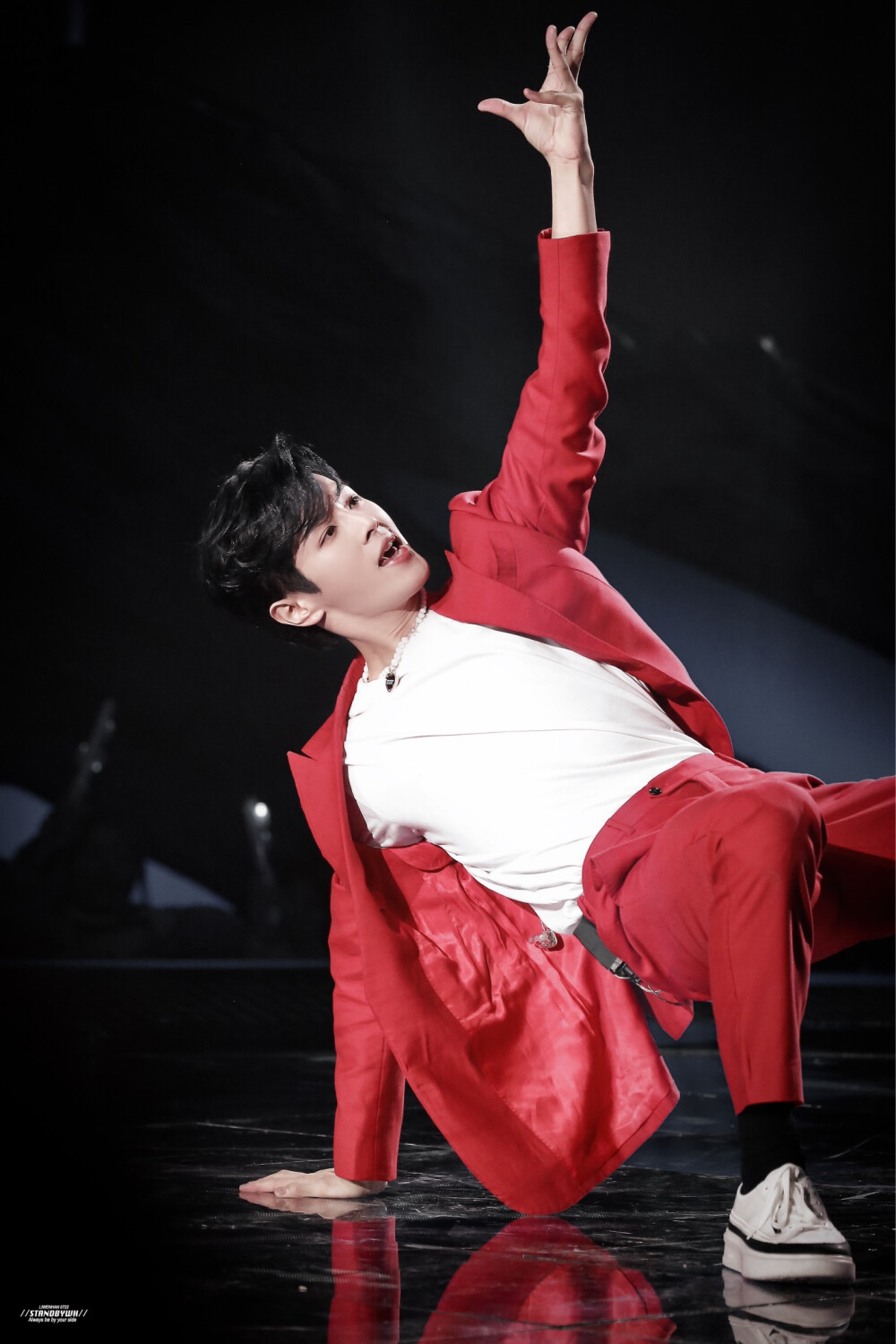 201212追光吧哥哥uniq李汶翰crlogo