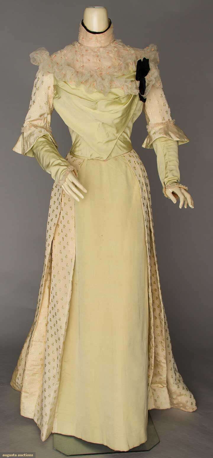  1897-99 reception dress 淡绿色丝绸裙上遍布三叶草图案 ​​