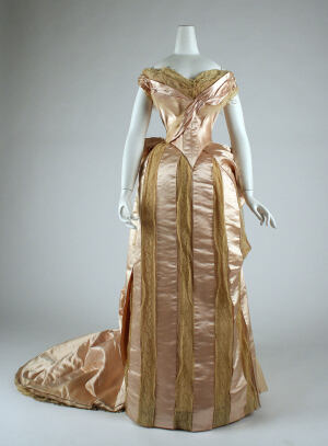 1883-1884 粉色 丝绸礼服