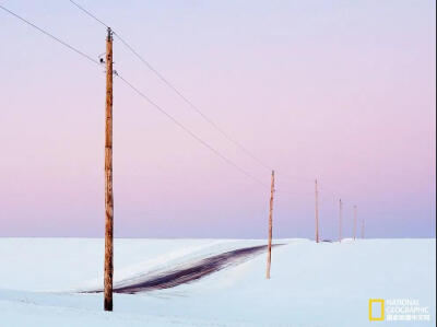 清晨雪景
“很多摄影师喜欢在日落时拍摄，”摄影师Todd Klassy写道。“而我，我喜欢晨光的平静。“威斯康辛州的格林县郊，经过一夜的大雪，Klassy决定第二天早起，他要赶在扫雪机将所有一切都清理干净之前拍摄…