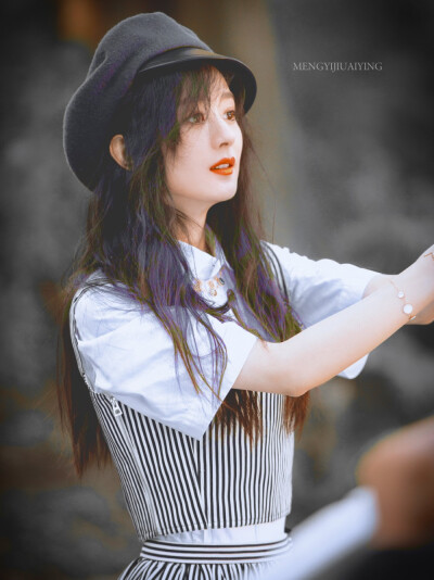 赵丽颖
cr梦依就爱颖