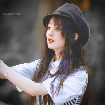 赵丽颖
cr梦依就爱颖