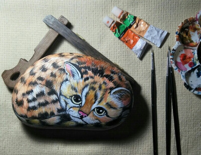 横眉手绘作品
石头随形画，可爱的小豹猫！