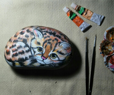 横眉手绘作品
石头随形画，可爱的小豹猫！