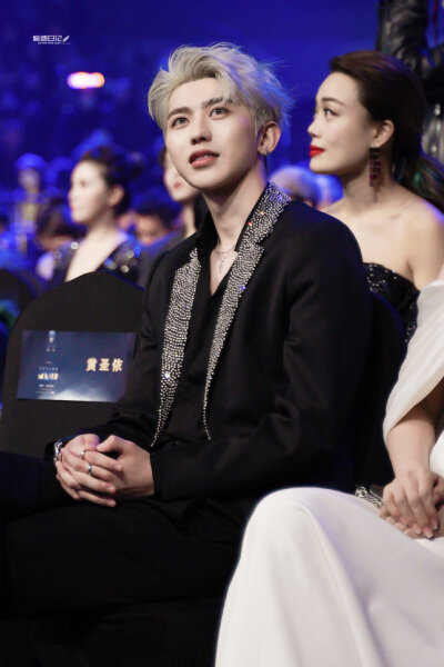  201210MAHB时尚先生盛典
蔡徐坤
cr@偏遇日记_蔡徐坤 