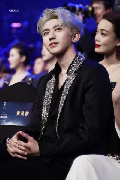  201210MAHB时尚先生盛典
蔡徐坤
cr@偏遇日记_蔡徐坤 