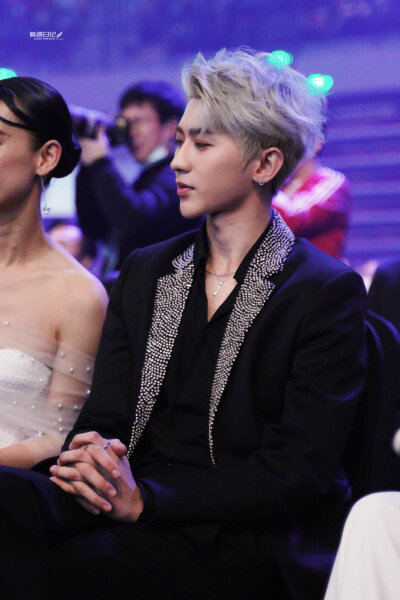  201210MAHB时尚先生盛典
蔡徐坤
cr@偏遇日记_蔡徐坤 