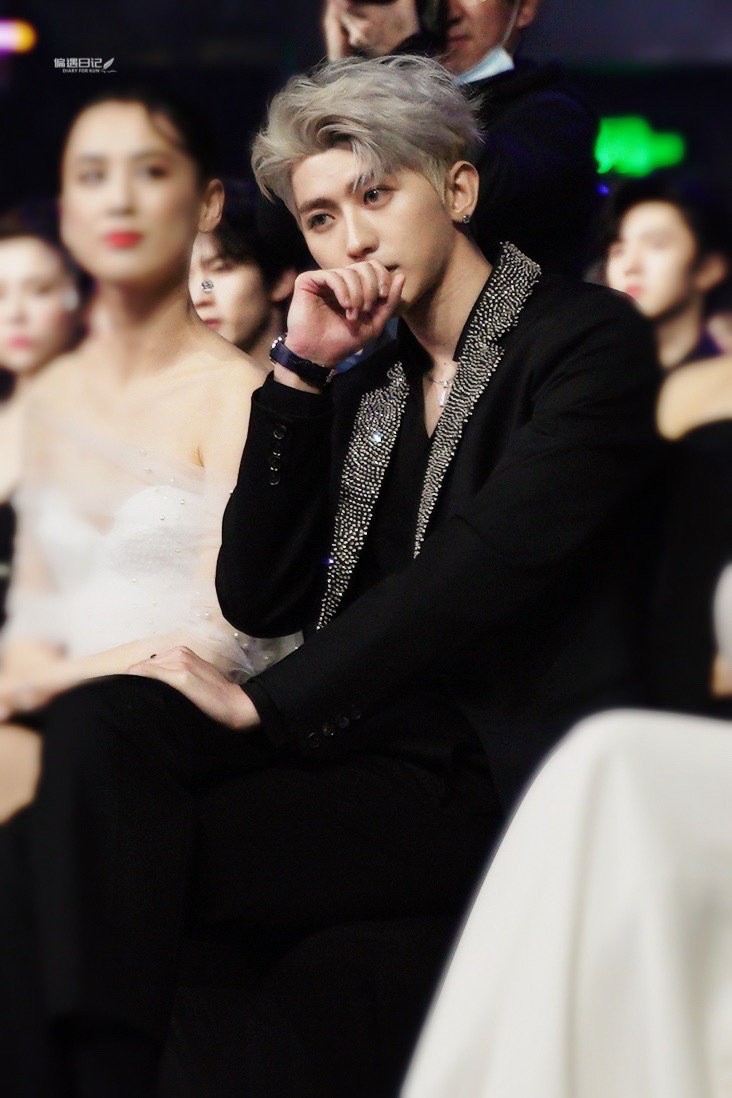  201210MAHB时尚先生盛典
蔡徐坤
cr@偏遇日记_蔡徐坤 