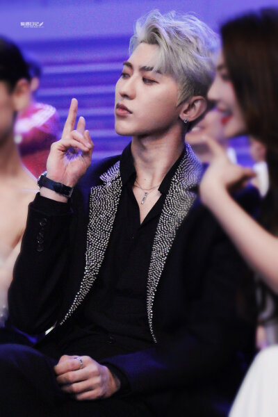  201210MAHB时尚先生盛典
蔡徐坤
cr@偏遇日记_蔡徐坤 