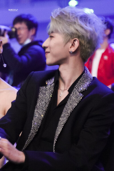  201210MAHB时尚先生盛典
蔡徐坤
cr@偏遇日记_蔡徐坤 