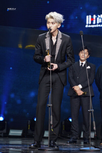  201210MAHB时尚先生盛典
蔡徐坤
cr@偏遇日记_蔡徐坤 