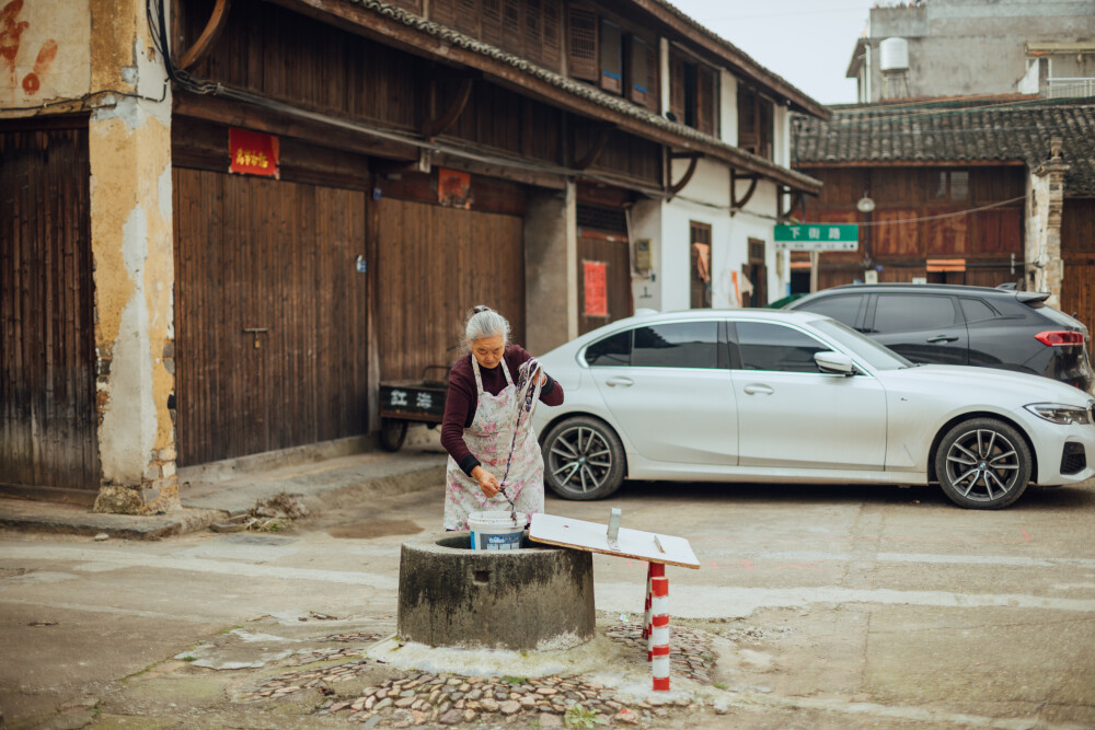 一家三口赶个集
摄影：洪小漩
出镜：咱仨
阴雨天有些时日了，总感觉老天爷很是不赏脸。
时隔两周，阿科终于周末有时间来浦江，碰到难得晴天，莫名得觉得幸运。
恰逢周六是赶集的日子，我们俩推着婴儿车晃晃悠悠地去逛了逛。因为起得实在是太晚，到市集上，摊主们都已经陆续收摊了，我便临时决定带阿科在镇上的小巷子里溜达溜达。
说实话，好些地方我自己都几十年没晃荡了，还挺亲切。
