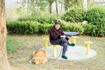 一家三口赶个集
摄影：洪小漩
出镜：咱仨
阴雨天有些时日了，总感觉老天爷很是不赏脸。
时隔两周，阿科终于周末有时间来浦江，碰到难得晴天，莫名得觉得幸运。
恰逢周六是赶集的日子，我们俩推着婴儿车晃晃悠悠…