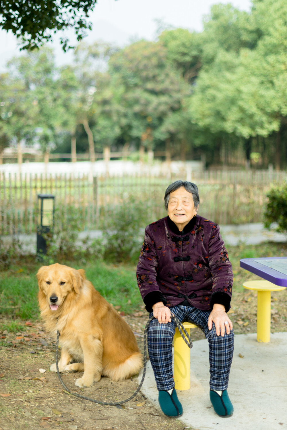 一家三口赶个集
摄影：洪小漩
出镜：咱仨
阴雨天有些时日了，总感觉老天爷很是不赏脸。
时隔两周，阿科终于周末有时间来浦江，碰到难得晴天，莫名得觉得幸运。
恰逢周六是赶集的日子，我们俩推着婴儿车晃晃悠悠地去逛了逛。因为起得实在是太晚，到市集上，摊主们都已经陆续收摊了，我便临时决定带阿科在镇上的小巷子里溜达溜达。
说实话，好些地方我自己都几十年没晃荡了，还挺亲切。
