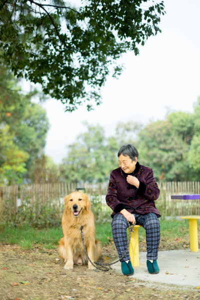 一家三口赶个集
摄影：洪小漩
出镜：咱仨
阴雨天有些时日了，总感觉老天爷很是不赏脸。
时隔两周，阿科终于周末有时间来浦江，碰到难得晴天，莫名得觉得幸运。
恰逢周六是赶集的日子，我们俩推着婴儿车晃晃悠悠…