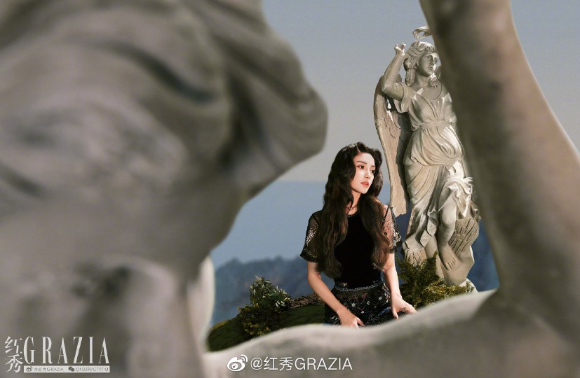 Grazia487期 Angelababy红秀封面
#Angelababy神话岛屿仙境大片#
摄影：温俊Wenjun 后期 CGI Hongred 造型 @KATHERINE_CIAO 采写 RenaC 化妆 春楠 发型 刘雪亮(MQ Studio) 美术 Majima 制片 Ronnie Li 统筹 Luke Shen 助理 Yukiko Shen、Elvis Dai