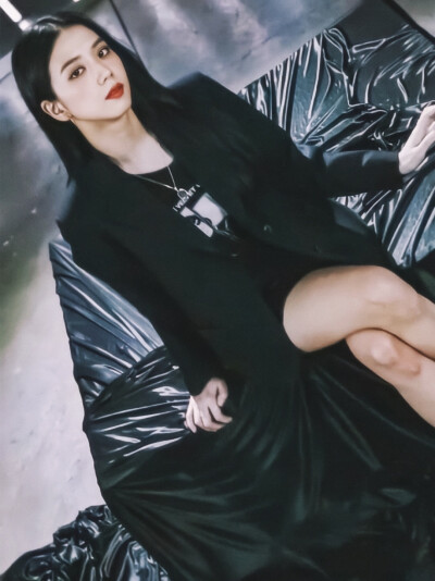 Jisoo 金智秀
cr：金智秀吃草莓吗