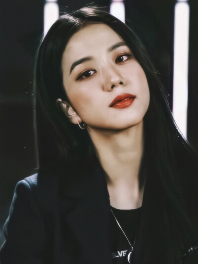 Jisoo 金智秀
cr：金智秀吃草莓吗