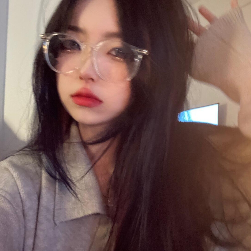 想做一个孤独的艺术家
在精致的小木屋
和我的猫咪一起
直到死亡