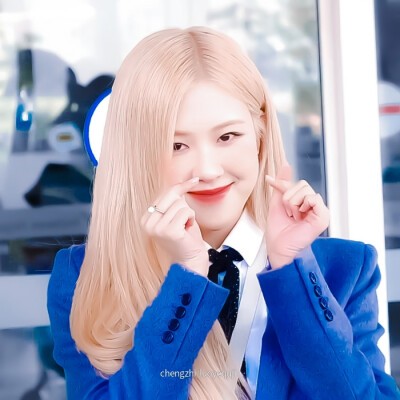 ROSÉ朴彩英
原截裙也