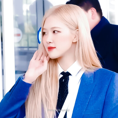 ROSÉ朴彩英
原截裙也