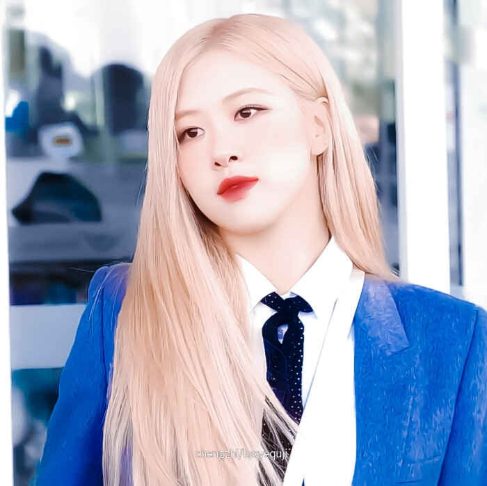 ROSÉ朴彩英
原截裙也