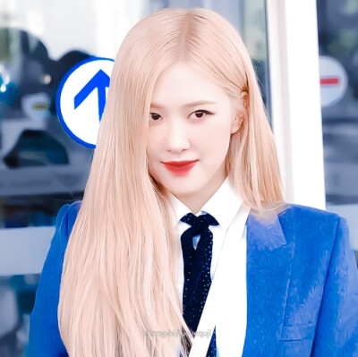 ROSÉ朴彩英
原截裙也