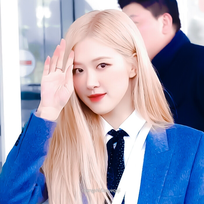 ROSÉ朴彩英
原截裙也