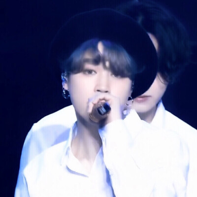 你是神殿里陨落的爱神
是引诱我的玫瑰
也是背叛我的士兵 | 朴智旻