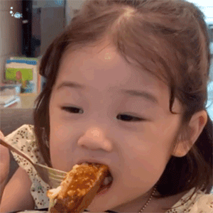 可爱萌娃在线吃播