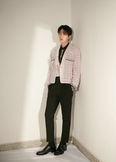 201220?YIBO-OFFICIAL：
#王一博星光大赏#
终章落幕，心动蓄满。@UNIQ-王一博 身着CHANEL 2021春夏高级成衣系列斜纹软呢外套、马甲，缱绻温柔，金属链条项链构建潮流型格，翩然公子玩转矜贵潇洒独特腔调。[憧憬] ?…