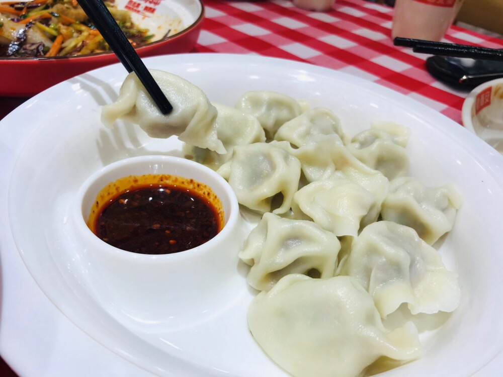 最佳答案冬至北方大多吃饺子，南方大多吃汤圆。北方有“冬至不端饺子碗，冻掉耳朵没人管”的民谣；南方有“家家捣米做汤圆，知是明朝冬至天”的民谣，因此冬至即可以吃饺子又可以吃汤圆