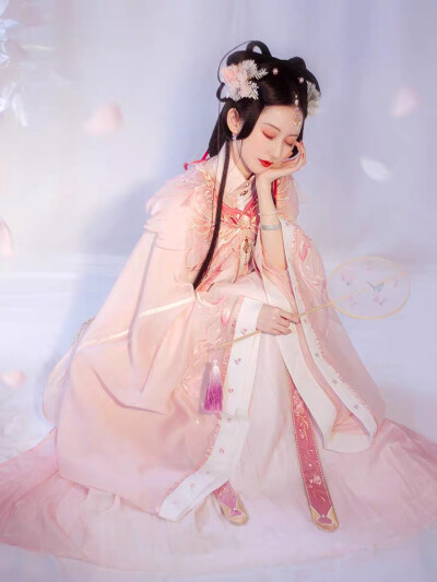 钟灵记 芝芝桃桃 （混朝代我佛了）
竖领对襟衫（汉元素） 纱云肩 褶裙