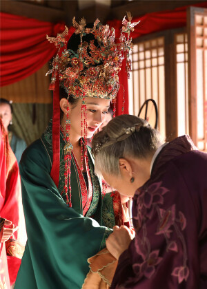 盛老太太（曹翠芬 饰）不舍明兰（赵丽颖 饰）出嫁