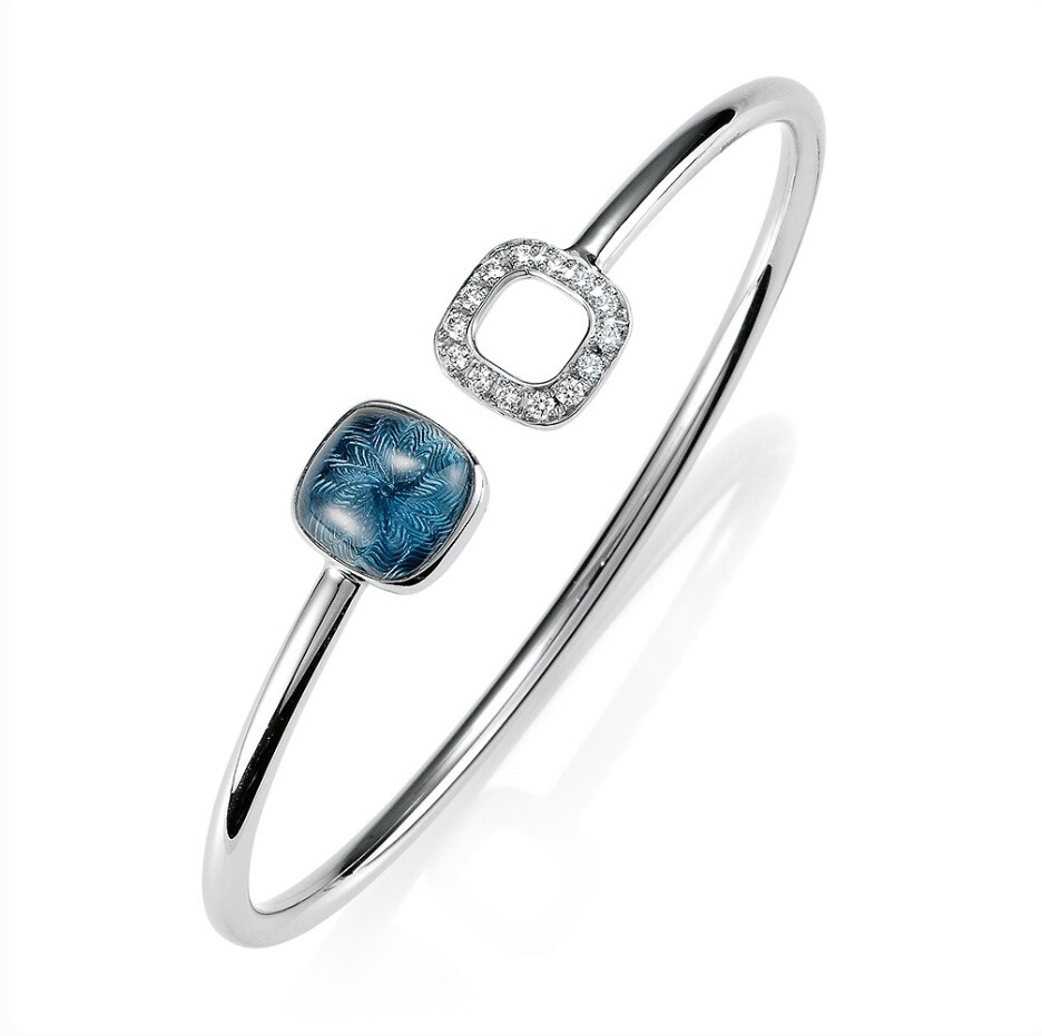 自1890年诞生至今，德国珠宝商 Victor Mayer 一贯专注于手工珠宝技艺的品质与美感。「Era」是最具代表性的系列之一——设计灵感源自19世纪末的「艺术与工艺运动」（Arts and Crafts），系列名称「Era」在英语中意为「时代」，正是致敬这一充满影响力的时期。