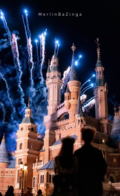 ˢᵃⁿᵗᵃ ᶜˡᵃᵘˢ ᶜᵃᵐᵉ ᵗʰʳᵒᵘᵍʰ ᵗʰᵉ ᶠᵃⁱʳʸ ᵗᵃˡᵉ ⁱⁿ ᴿᵘᵈᵒˡᵖʰ'ˢ ˢˡᵉⁱᵍʰ.
圣诞老人驾着鲁道夫的雪橇穿越童话而来