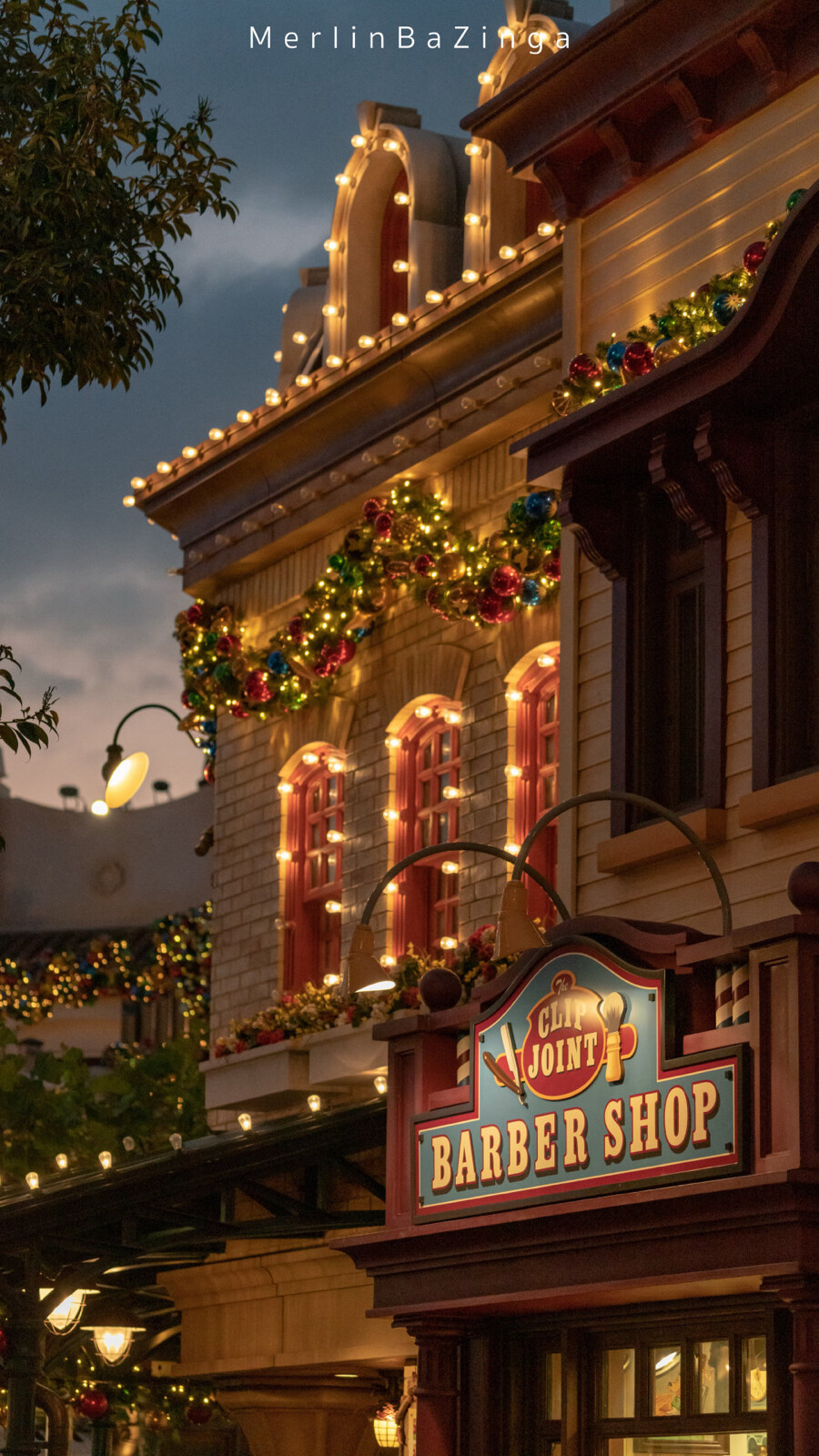 ˢᵃⁿᵗᵃ ᶜˡᵃᵘˢ ᶜᵃᵐᵉ ᵗʰʳᵒᵘᵍʰ ᵗʰᵉ ᶠᵃⁱʳʸ ᵗᵃˡᵉ ⁱⁿ ᴿᵘᵈᵒˡᵖʰ'ˢ ˢˡᵉⁱᵍʰ.
圣诞老人驾着鲁道夫的雪橇穿越童话而来