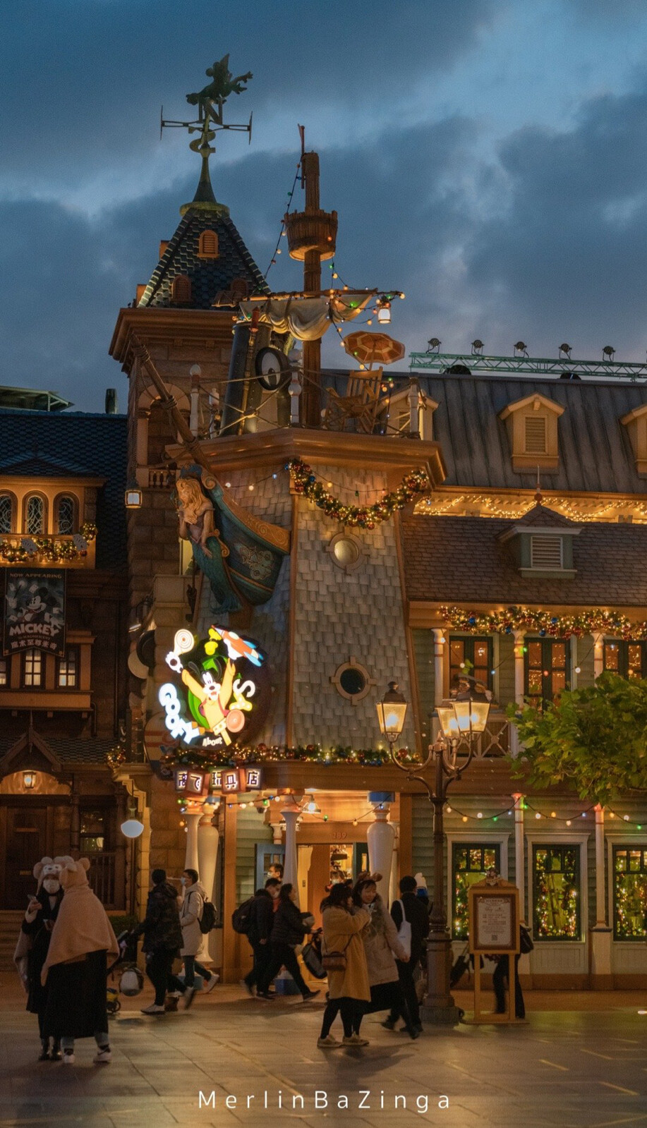 ˢᵃⁿᵗᵃ ᶜˡᵃᵘˢ ᶜᵃᵐᵉ ᵗʰʳᵒᵘᵍʰ ᵗʰᵉ ᶠᵃⁱʳʸ ᵗᵃˡᵉ ⁱⁿ ᴿᵘᵈᵒˡᵖʰ'ˢ ˢˡᵉⁱᵍʰ.
圣诞老人驾着鲁道夫的雪橇穿越童话而来