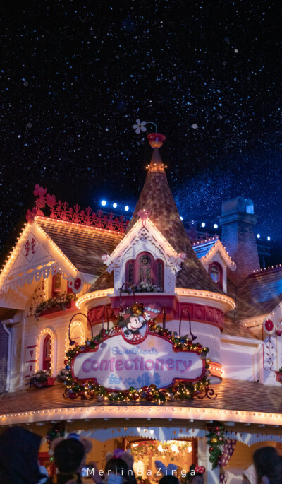 ˢᵃⁿᵗᵃ ᶜˡᵃᵘˢ ᶜᵃᵐᵉ ᵗʰʳᵒᵘᵍʰ ᵗʰᵉ ᶠᵃⁱʳʸ ᵗᵃˡᵉ ⁱⁿ ᴿᵘᵈᵒˡᵖʰ'ˢ ˢˡᵉⁱᵍʰ.
圣诞老人驾着鲁道夫的雪橇穿越童话而来