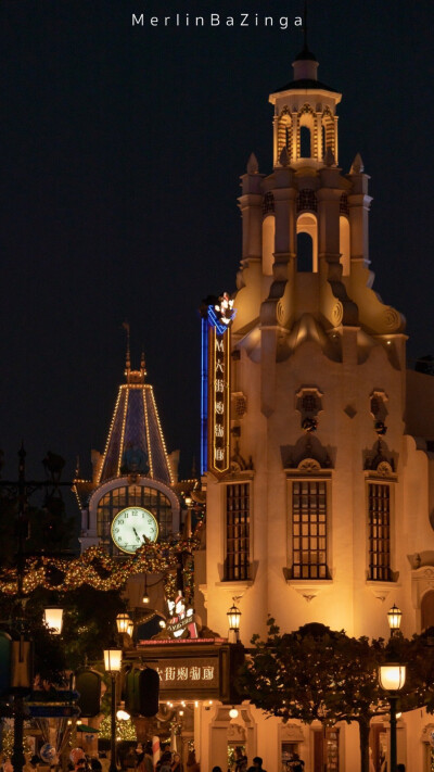 ˢᵃⁿᵗᵃ ᶜˡᵃᵘˢ ᶜᵃᵐᵉ ᵗʰʳᵒᵘᵍʰ ᵗʰᵉ ᶠᵃⁱʳʸ ᵗᵃˡᵉ ⁱⁿ ᴿᵘᵈᵒˡᵖʰ'ˢ ˢˡᵉⁱᵍʰ.
圣诞老人驾着鲁道夫的雪橇穿越童话而来