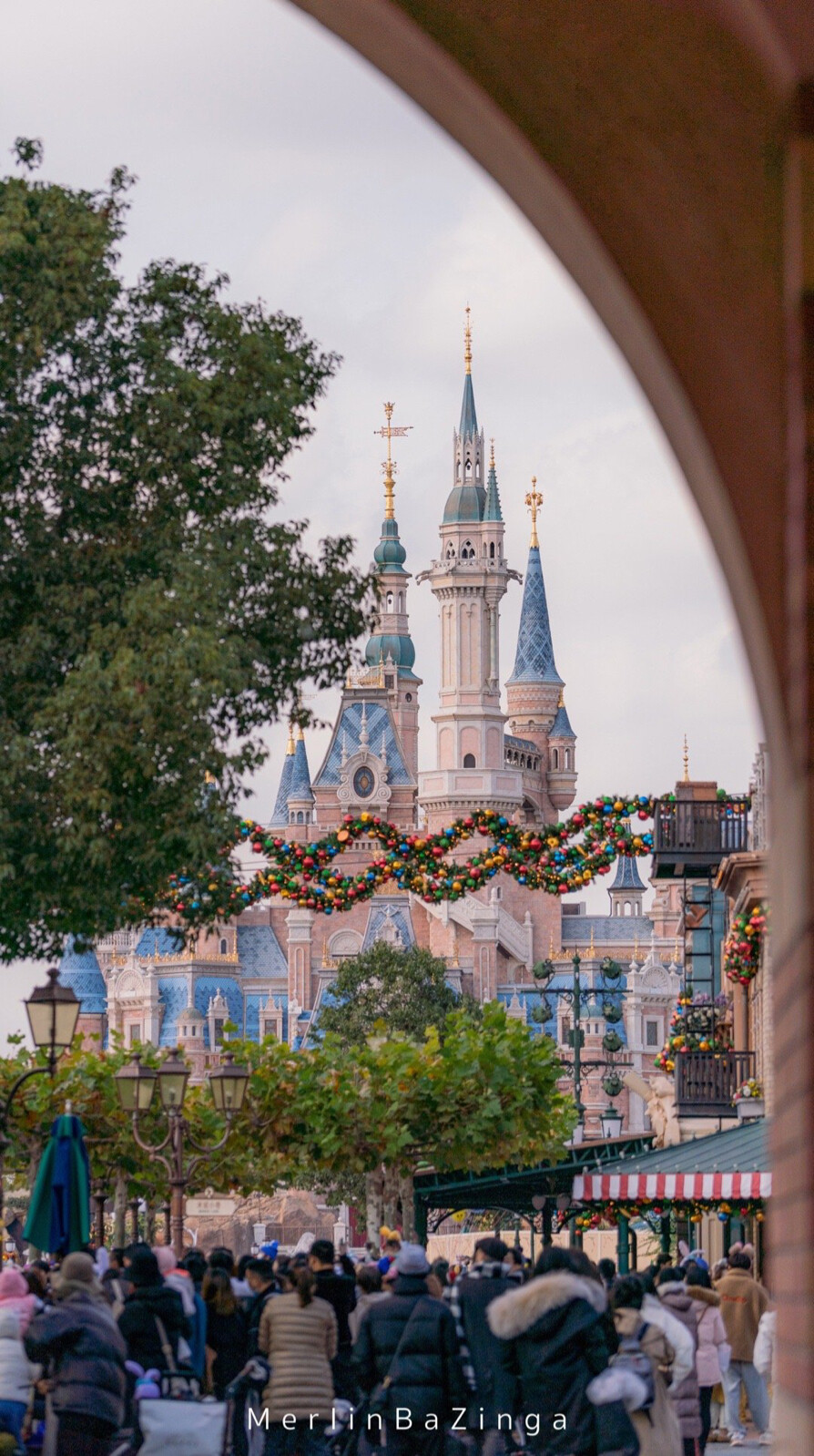 ˢᵃⁿᵗᵃ ᶜˡᵃᵘˢ ᶜᵃᵐᵉ ᵗʰʳᵒᵘᵍʰ ᵗʰᵉ ᶠᵃⁱʳʸ ᵗᵃˡᵉ ⁱⁿ ᴿᵘᵈᵒˡᵖʰ'ˢ ˢˡᵉⁱᵍʰ.
圣诞老人驾着鲁道夫的雪橇穿越童话而来