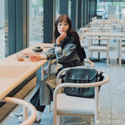 
爱穿风衣的Mina女孩。