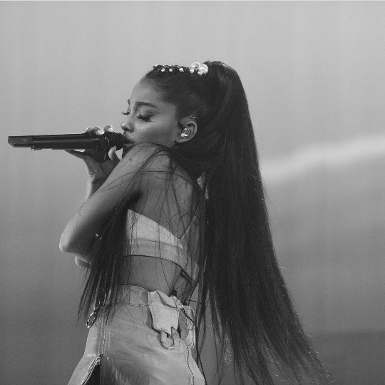 Ariana Grande A妹 欧美diva 女头 头像 ins滤镜 美女 爱莉杏菜 小牛 歌手 身材 可爱 发型 性感