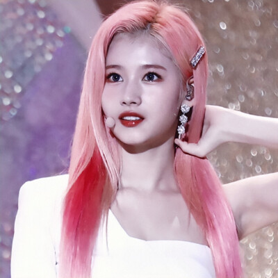 -没有SANA没有生命.
-凑崎纱夏SANA
cr.林欢奕