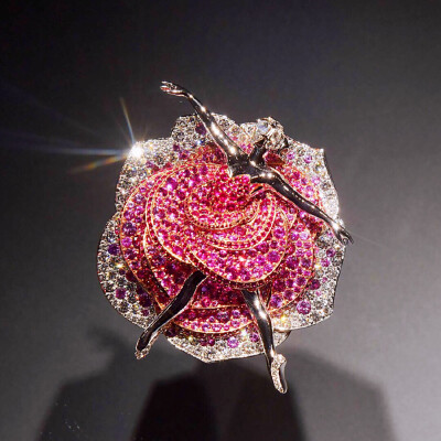 玫瑰花精灵芭蕾舞伶胸针，2016年制作，黄K金，粉色蓝宝石，红宝石，钻石，私人藏品。 ​​​